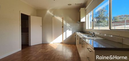 Spacious 4 Bedroom House - Photo 4