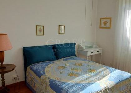 Ardeatina-Divino Amore: Quiet, charming rustic villa, big and well-curated garden, 3 beds, 1 study, 3 baths, living room, kitchen, with terraces , AC and parking space. Ref 2322