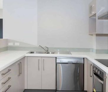 4 Bed And 2 Bathroom Modern Home - Photo 2