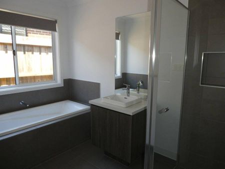 MODERN HOME BROOKFIELD LAKES ESTATE - Photo 4