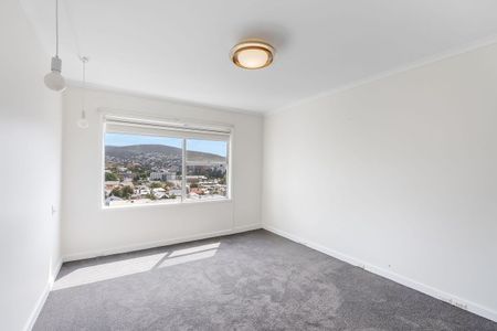 Stunning 2 Bedroom Apartment with Water Views - Photo 4