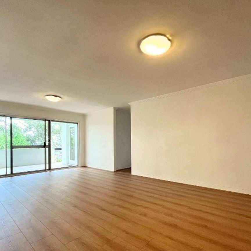 Light & Spacious Apartment in Convenient Location ** Available Now ** - Photo 1