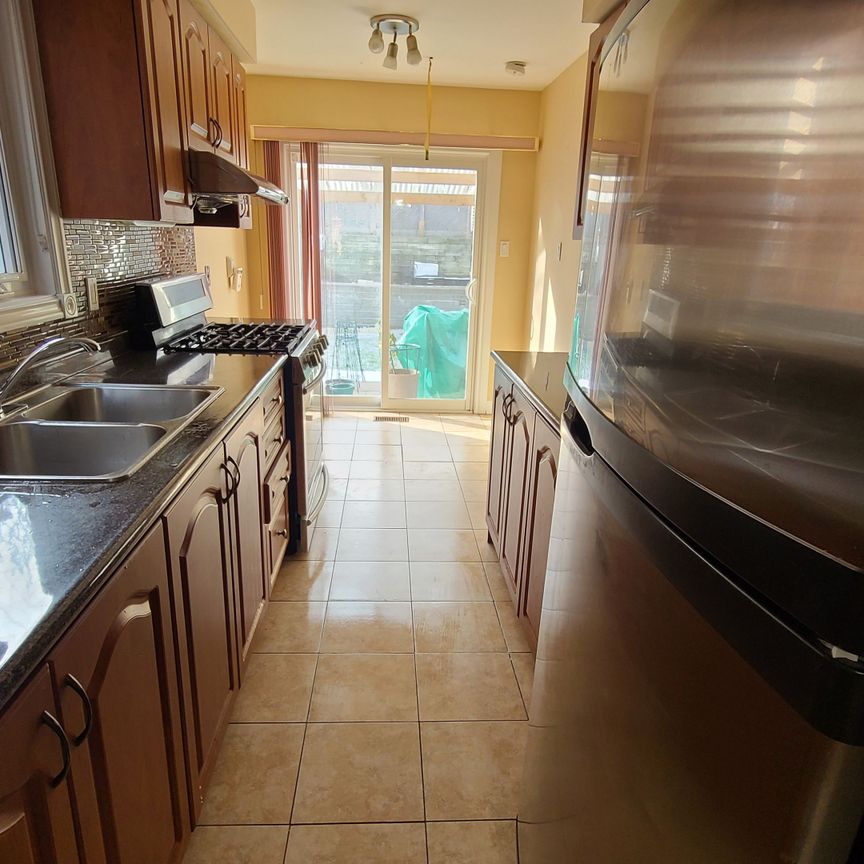 For Lease - 16 Fieldside Drive Unit# Main & 2nd Floor, Toronto, Ontario - Photo 1