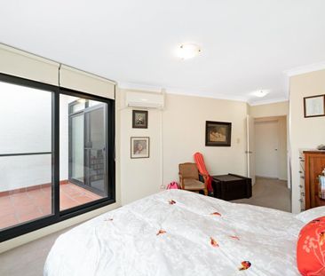 Spacious unit with Parking - Excellent Location - Photo 2