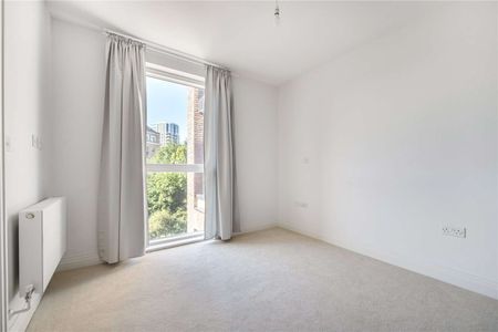 A rare opportunity to rent a spacious triplex home with its own front door access, located at Huntley Wharf, just a short walk away from Reading Train Station. - Photo 5