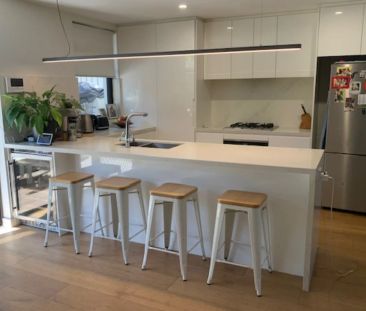 Contemporary Family Elegance - Photo 6