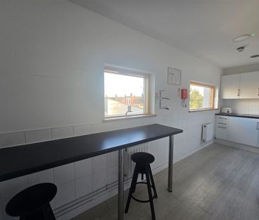 Burlington Avenue, B KT3, London - Photo 3