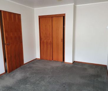 Spacious 2 bdrm house with a single secure garage - Photo 1