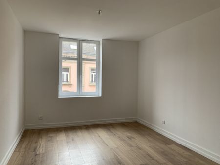 Location Appartement 4 pièces 113m² SARREGUEMINES 57200 - Photo 2