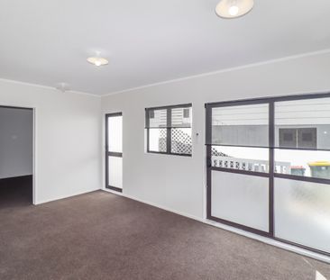 Two-bedroom home Papatoetoe! - Photo 5