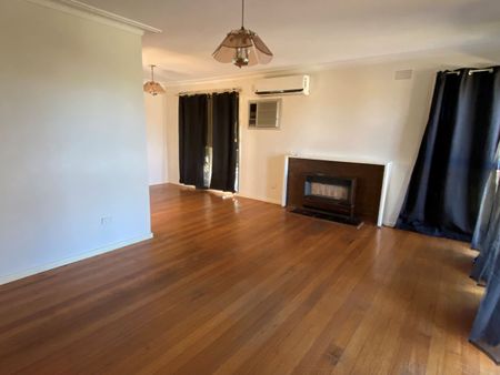 PERFECTLY POSITIONED 3 BEDROOM HOME - Photo 2