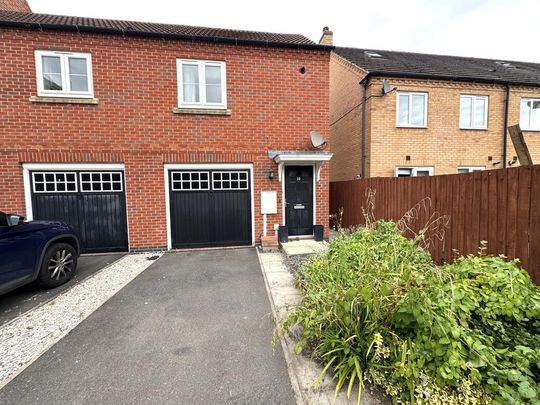 2 bedroom coach house to rent - Photo 1
