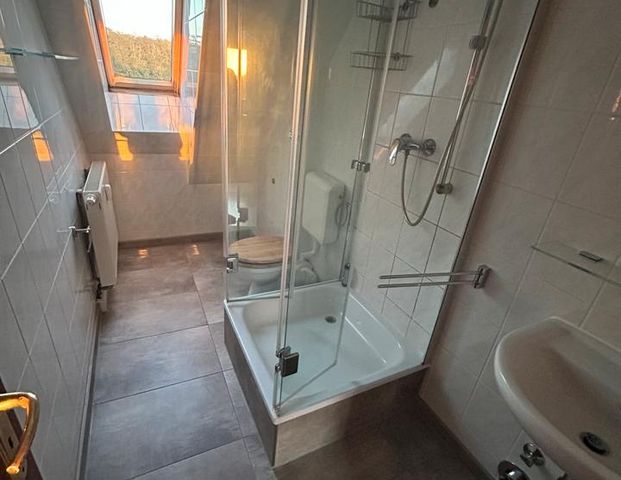 Niedliche Dachgeschosswohnung zu vermieten! - Photo 1