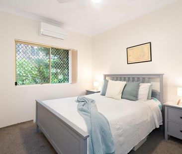 Tastefully Renovated, Oversized (218 sqm) Sun-Filled Garden Apartme... - Photo 4