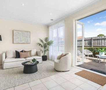 GREAT SIZED HOME | IDEAL LOCATION | STYLE AND COMFORT - Photo 1