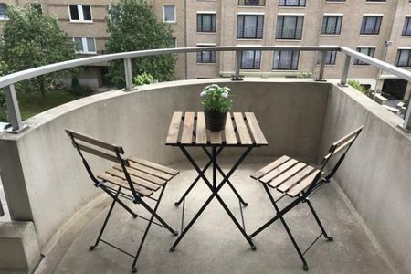 Dans un quartier calme et verdoyant, proche de Stockel, appartement 2 chambres meublé - Photo 3