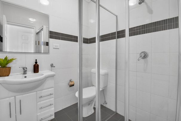 Modern Unit in Prime Location! - Photo 1