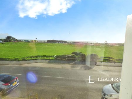 2 bedroom apartment to rent South Terrace, Littlehampton, West Sussex, BN17 - Photo 4