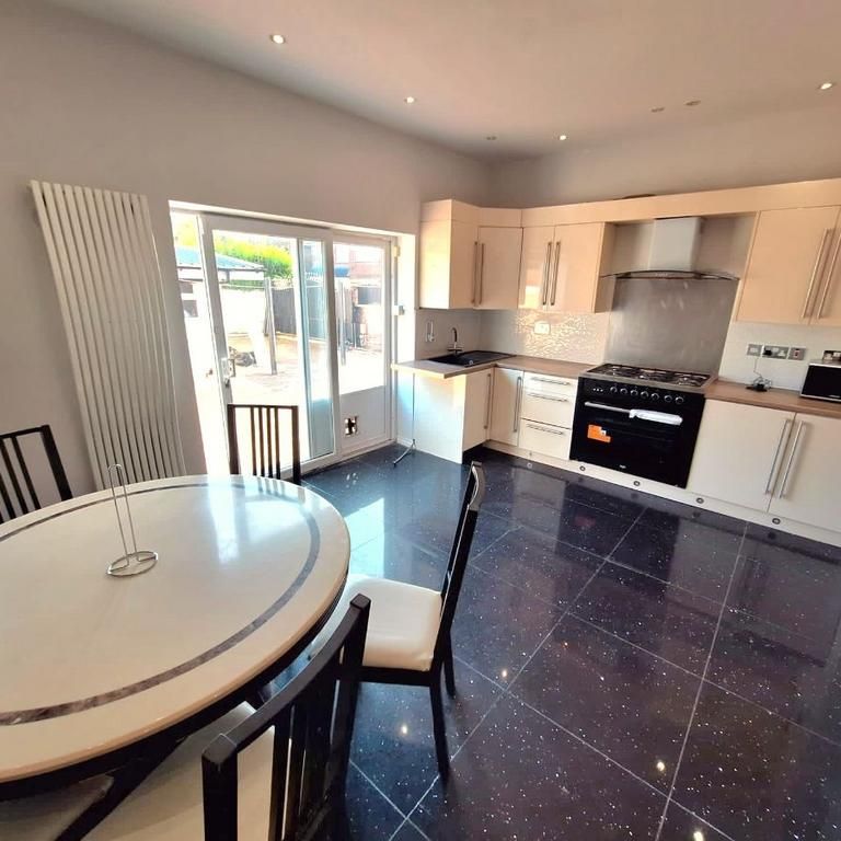 1 bedroom in a house share to rent - Photo 1