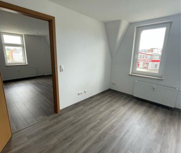 Dachgeschosswohnung in Fraureuth mit Einbauküche - Photo 1