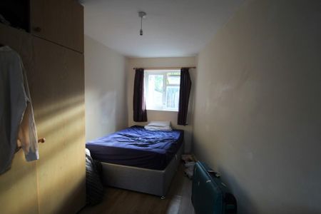 5 bedroom semi-detached house to rent - Photo 2