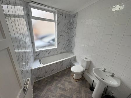 1 bed Flat - To Let - Photo 5