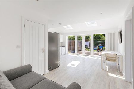 6 bedroom detached house to rent - Photo 4