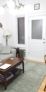 Spacious 1-bedroom Apartment in Plateau close to Mont-Royal metro stat - Photo 4