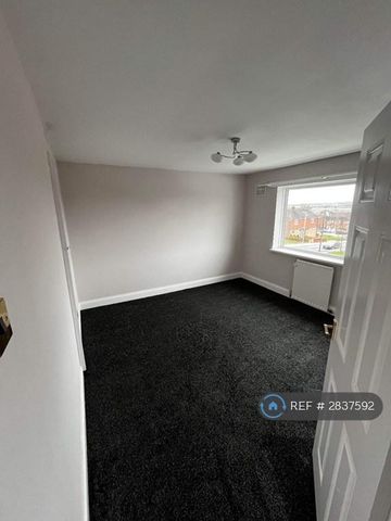 4 bedroom semi-detached house to rent - Photo 2
