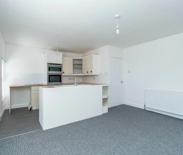 3 bedroom flat to rent - Photo 4