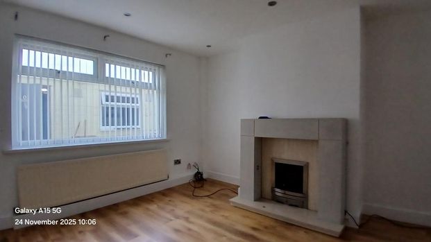 3 bedroom end of terrace house to rent - Photo 1