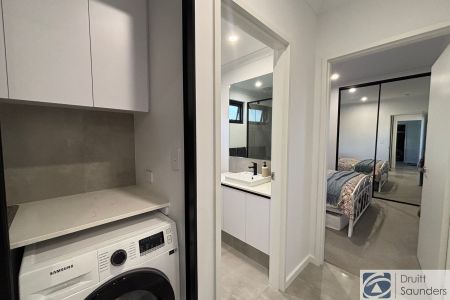 Stylish & Modern Apartment HOME OPEN WEDNESDAY 10 DECEMBER AT 10.30AM SHARP! - Photo 2