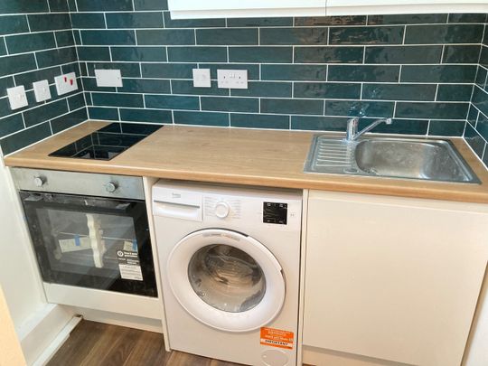 Studio Flat, Very Near West Cromwell Road Area, SW5 - Photo 1