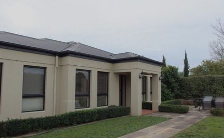 SPACIOUS TOWNHOUSE IN PRIME LOCATION - Photo 5