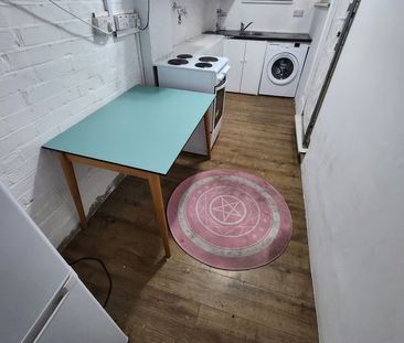 3 Bed Detached House, Vicarage Lane, E15 - Photo 2