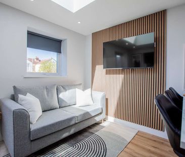 Double Ensuite Room in Luxury Modern HMO in Gladys Avenue, North En... - Photo 2