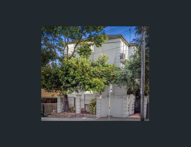 Affordable Sensational Lifestyle Apartment In South Yarra - Photo 1