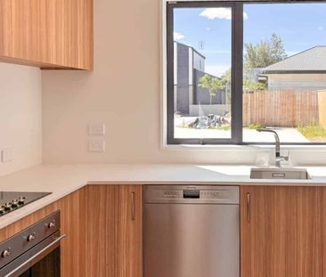 Sleek Two Bedroom Townhouse! - Photo 5