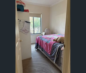 3 bed 2 bath unit available in sought after Ascot Park - Photo 2