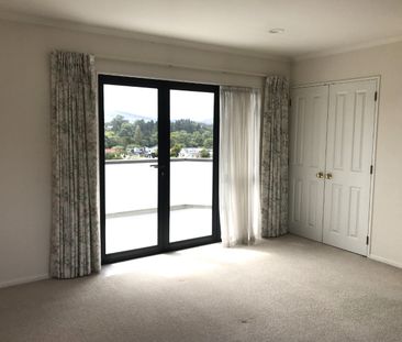 This is a stunning executive home, welcomed through the entrance wa... - Photo 2