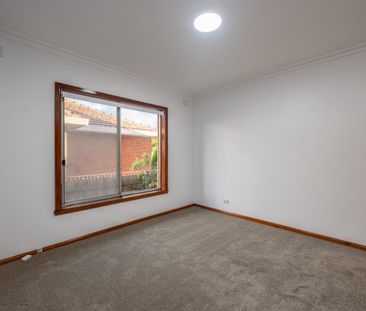 Spacious home with large backyard - Photo 2