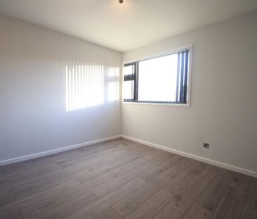 3 bedroom end of terrace house to rent - Photo 2