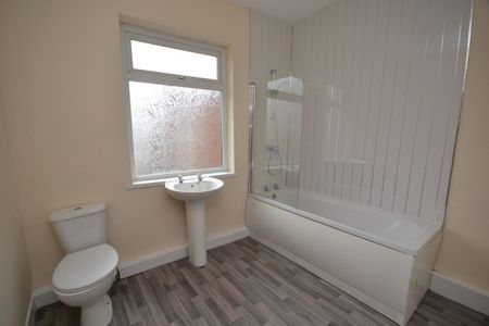 2 bed Flat for Rent - Photo 2