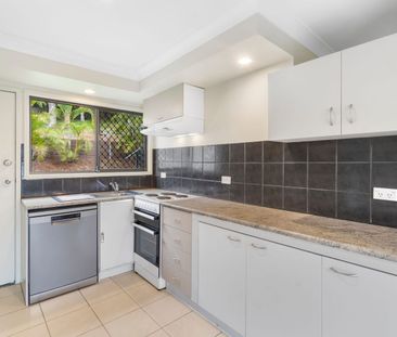 Renovated 2-Bedroom Duplex in a Super-Central Molendinar Location - Photo 5