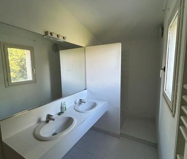 Location Maison 5 pièces 109m² LES ANGLES 30133 - Photo 2