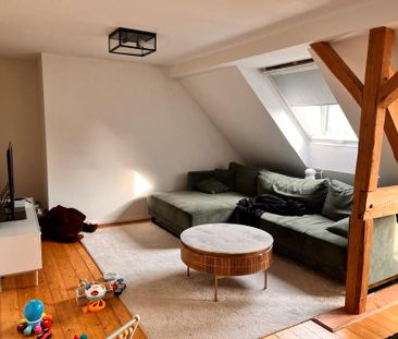 Helle Dachgeschoss Wohnung mit Balkon und Einbauküche - Photo 1