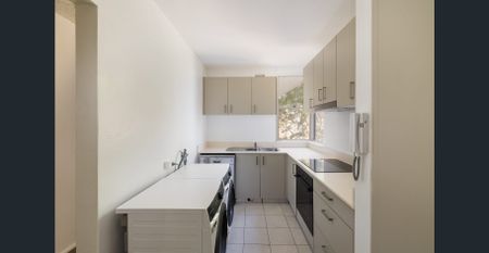 Quiet home with leafy outlooks & generous proportions - Photo 2