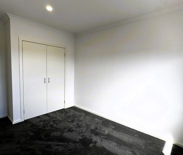 Modern Family Living in Prestigious Silverwoods Estate - Photo 5