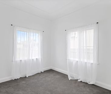 Refreshed 3 bedroom home in flood free location - Photo 5