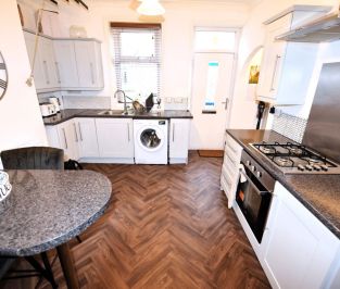 2 bedroom House in South View, Leeds - Photo 4